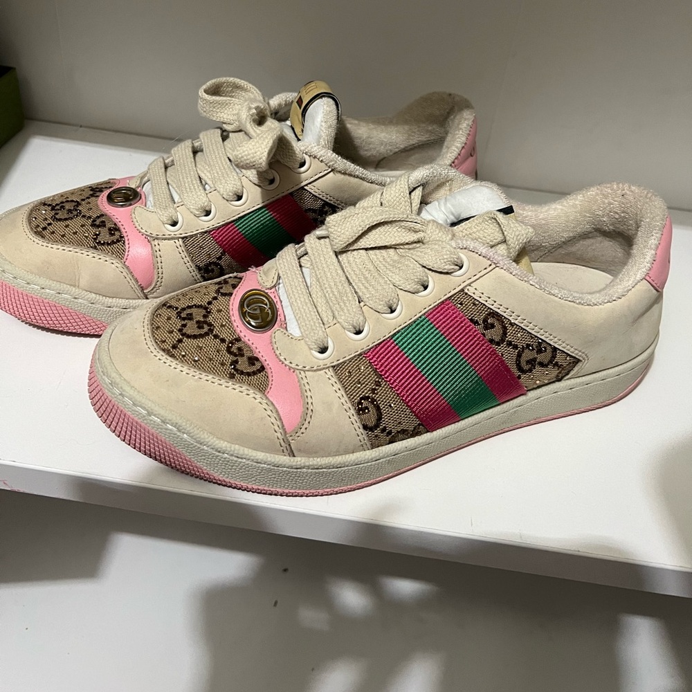 Vendo sneakers Gucci ya no le quedan. A mi hija ! Size 35y medio!